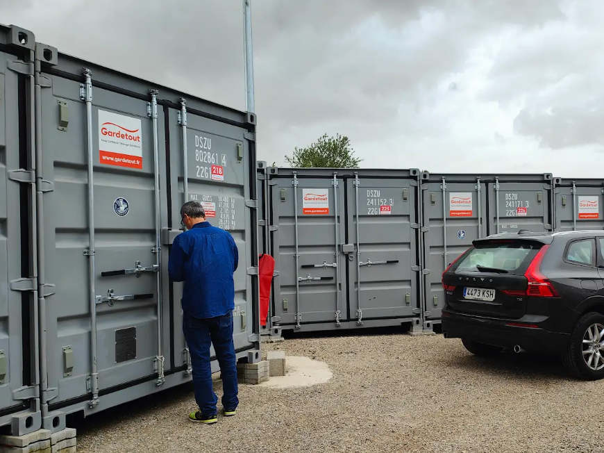 Louer un garde-meuble sécurisé chez Gardetout, centre de self-stockage en containers maritimes